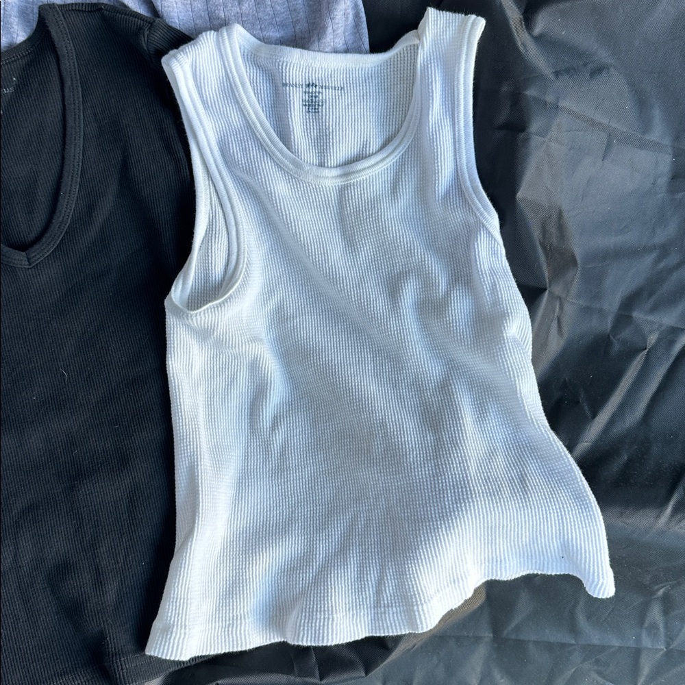 7 Brandy Melville tops, 3 tank tops, 3 tshits and one ribbed thick tank top